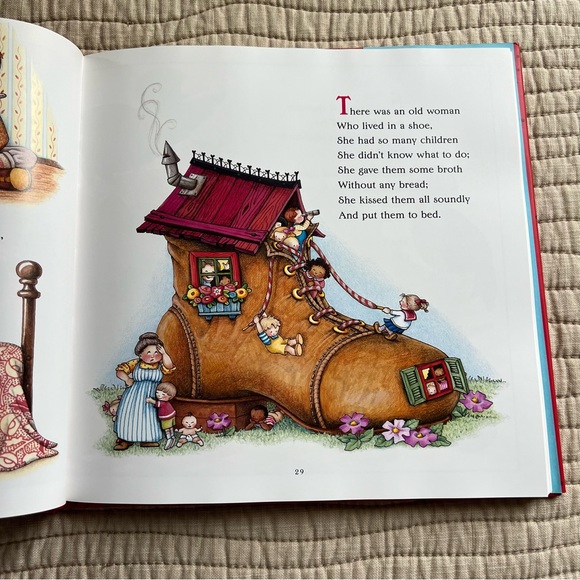 Mary Engelbreit’s Mother Goose 100 Best-Loved Verses - Picture 4 of 9